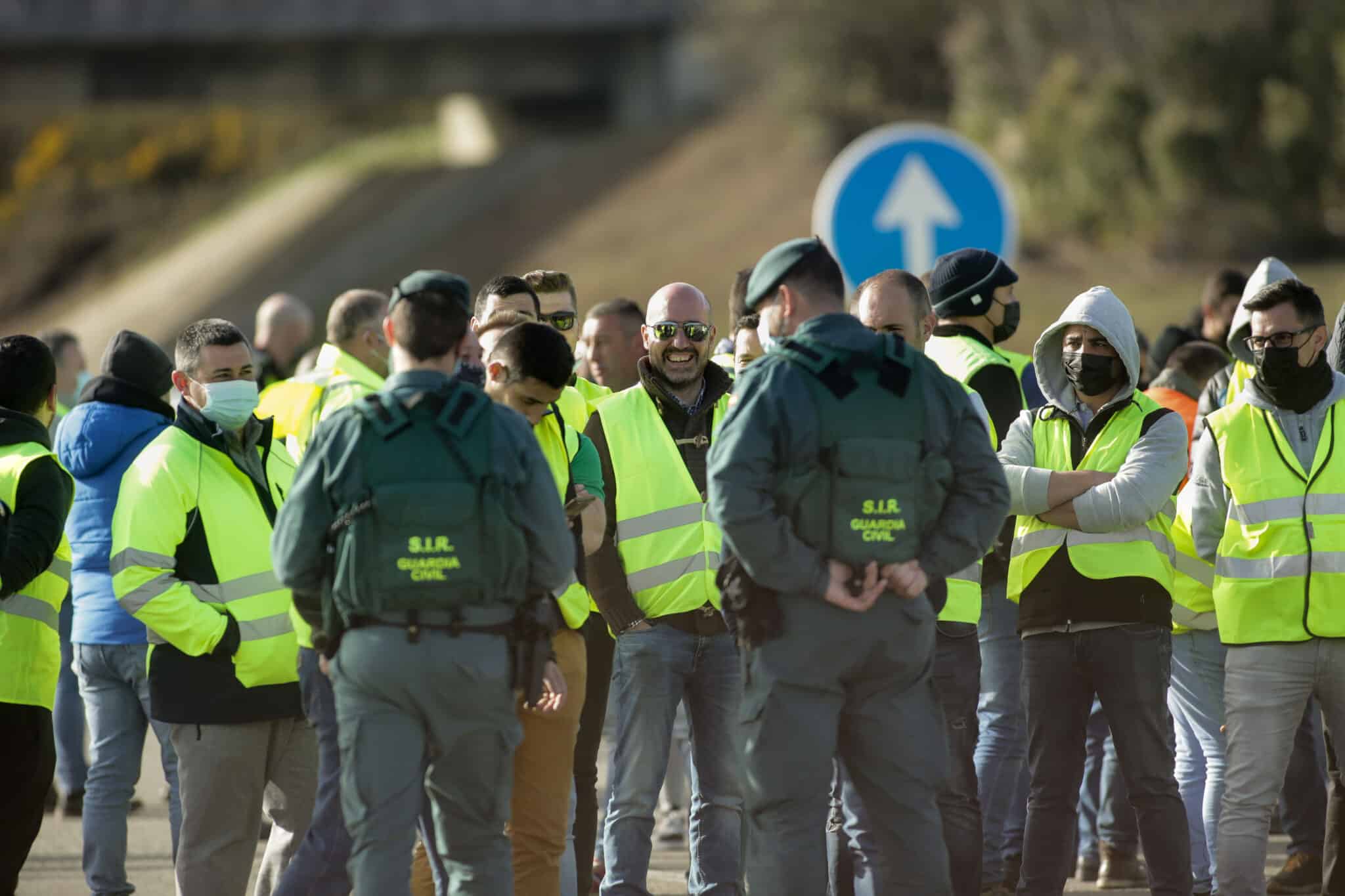 La Guardia Civil habla con los miembros de un piquete de transportistas