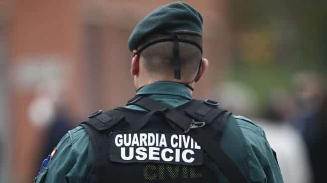 Un agente de la Guardia Civil