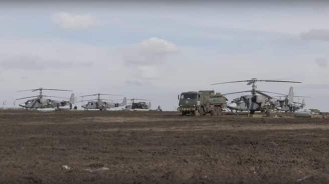 Helicópteros rusos Kamov Ka-50 Black Shark se preparan para entrar en combate.