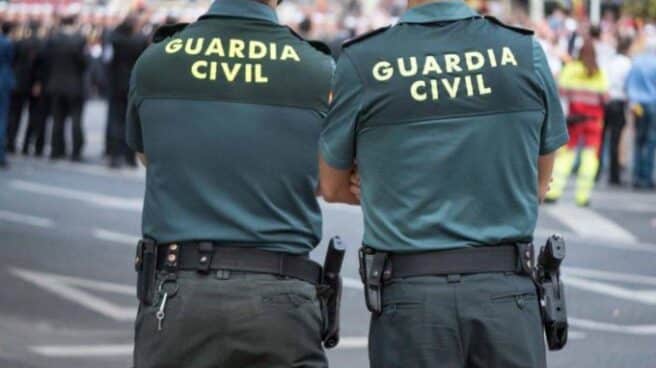 Dos miembros de la Guardia Civil. Dos miembros de la Guardia Civil.