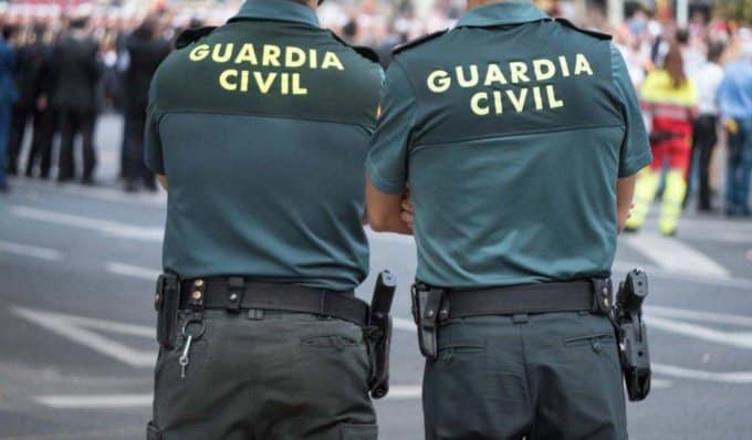 Dos miembros de la Guardia Civil.