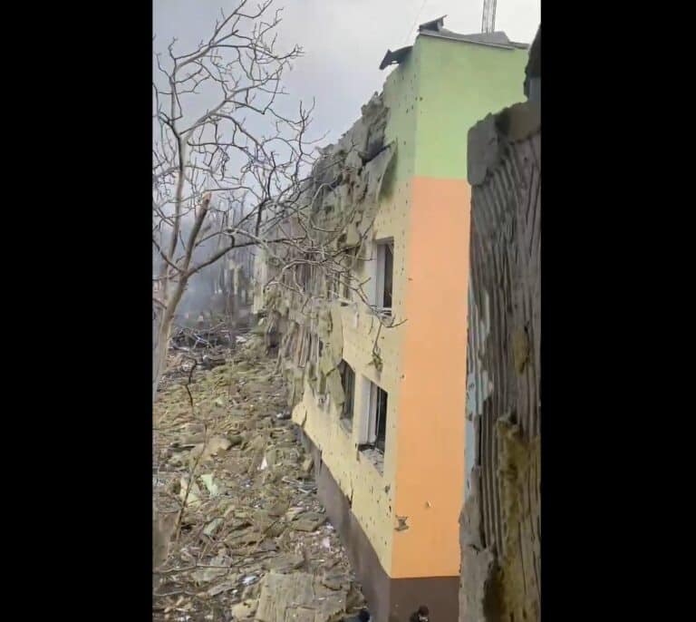 Los bombardeos rusos destrozan el hospital materno infantil de Mariupol: "Es una atrocidad"