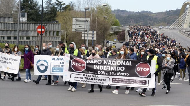Más de 20.000 guardias civiles y policías se despliegan por segundo día en centros logísticos por el paro de transportes Paro de transportistas en Galicia