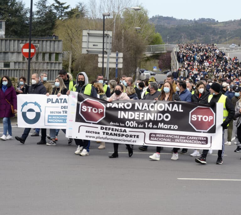 Más de 20.000 guardias civiles y policías se despliegan por segundo día en centros logísticos por el paro de transportes