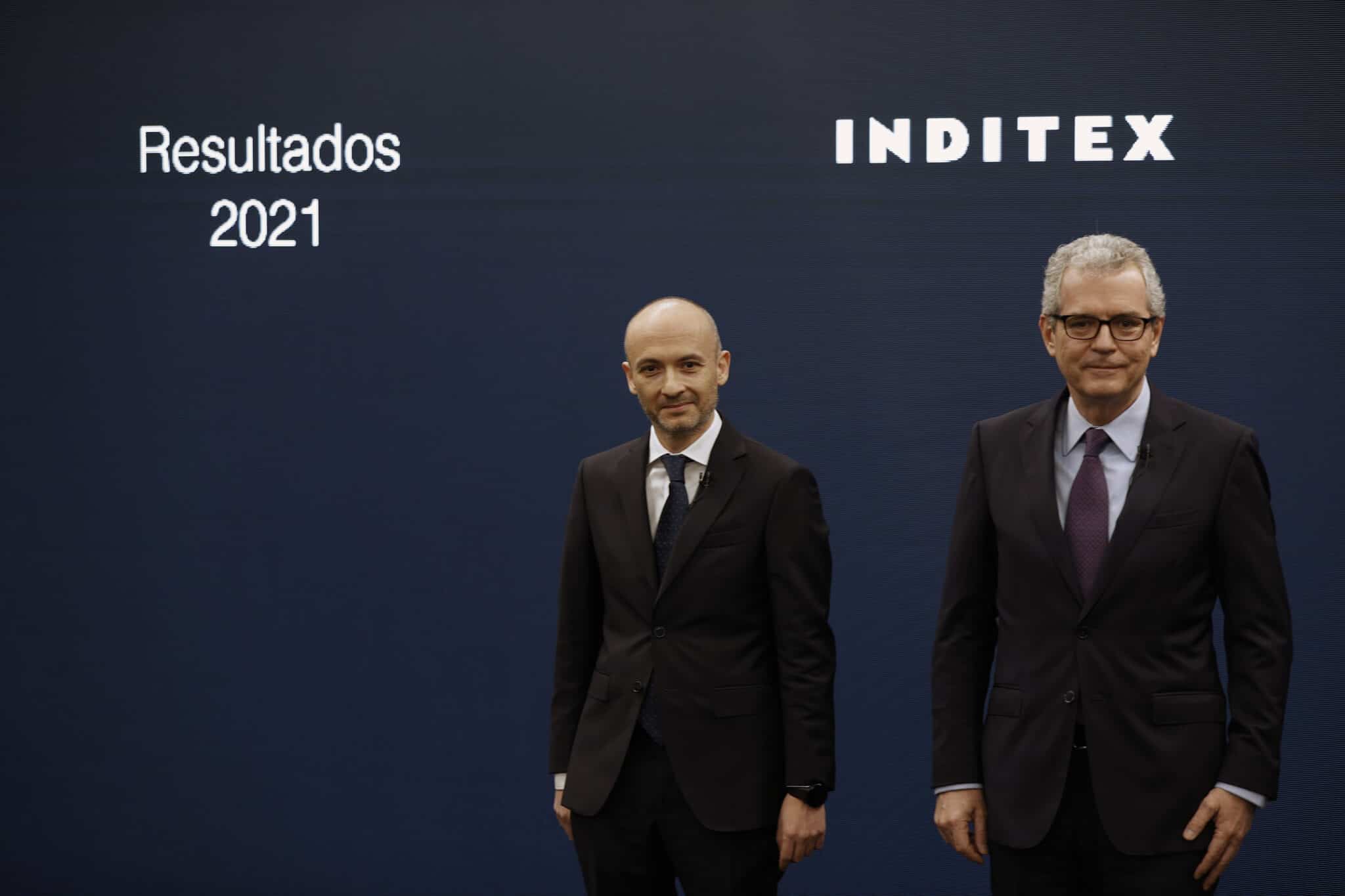 El presidente saliente de Inditex, Pablo Isla (d), y el nuevo consejero delegado, Óscar García Maceiras.