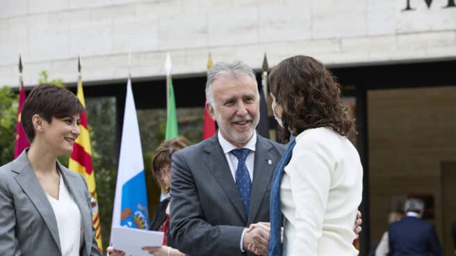 (I-D) La ministra Portavoz y de Política Territorial, Isabel Rodríguez y el presidente de Canarias, Ángel Víctor Torres, saludan a la presidenta de la Comunidad de Madrid, Isabel Díaz Ayuso