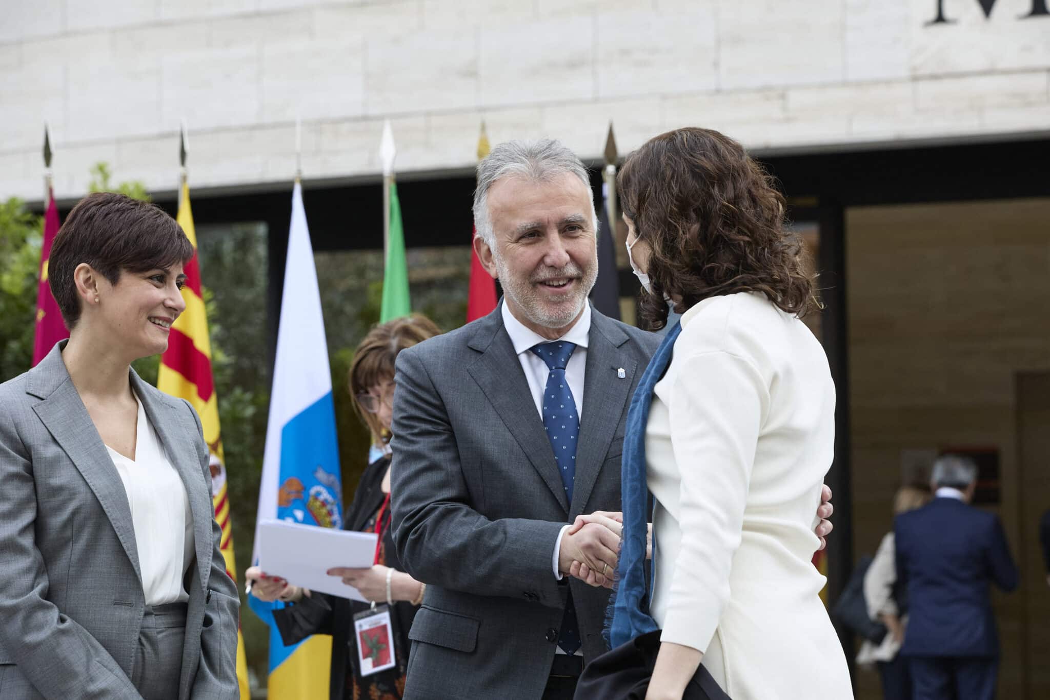 (I-D) La ministra Portavoz y de Política Territorial, Isabel Rodríguez y el presidente de Canarias, Ángel Víctor Torres, saludan a la presidenta de la Comunidad de Madrid, Isabel Díaz Ayuso