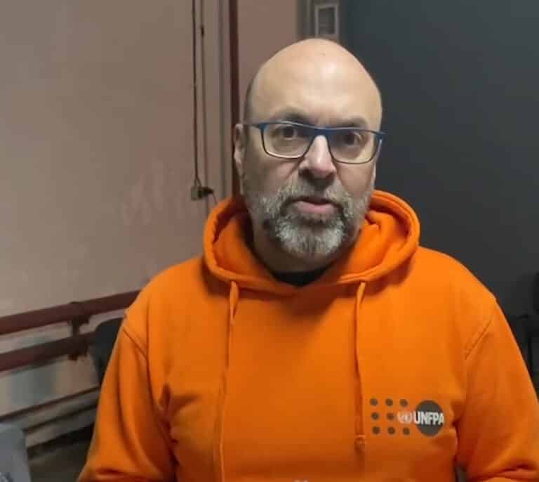 El español que asiste a las víctimas olvidadas de la guerra: "En una noche hubo 81 partos en los refugios de Kiev"