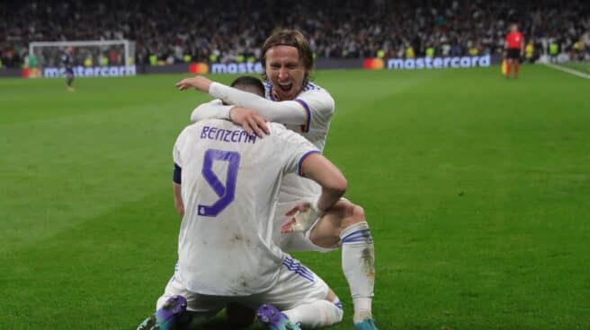 Luka Modric y Karim Benzema, abrazados durante el Real Madrid 3-1 PSG. Luka Modric y Karim Benzema, abrazados durante el Real Madrid 3-1 PSG.
