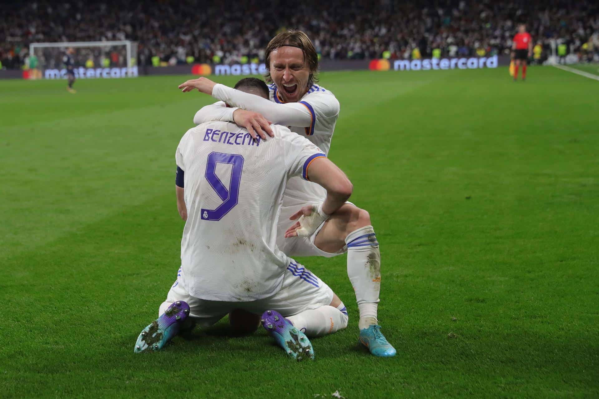 Luka Modric y Karim Benzema, abrazados durante el Real Madrid 3-1 PSG.