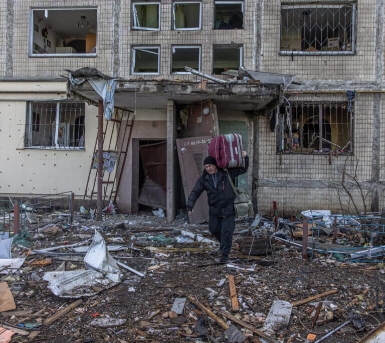El alcalde de Kiev decreta un toque de queda de 35 horas tras los bombardeos rusos