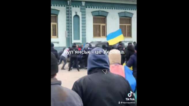 Ciudadanos intentan detener a un transporte militar ruso en la ciudad ucraniana de Kupiansk.