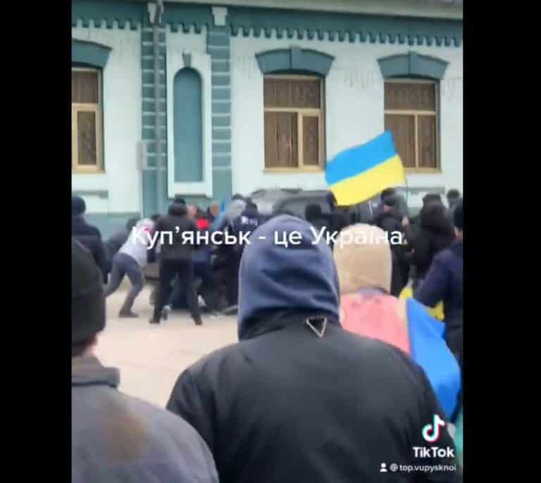 A puñetazos contra los soldados rusos en Kupiansk: la ciudad que su alcalde entregó a Putin se rebela