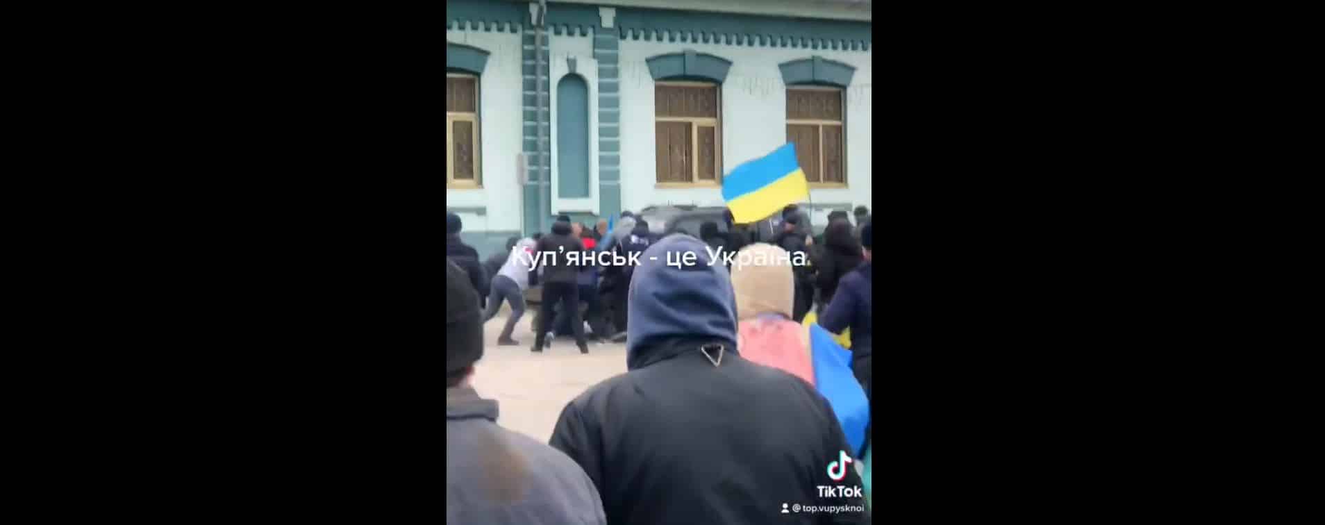 Ciudadanos intentan detener a un transporte militar ruso en la ciudad ucraniana de Kupiansk.