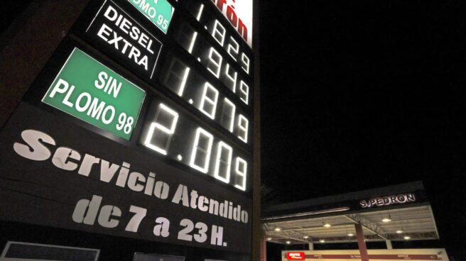 Cartel con precios de gasolina de una gasolinera en A Coruña con el litro por encima de 2 euros.