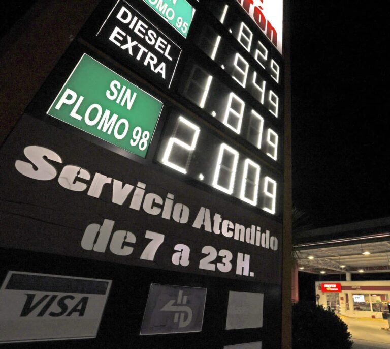 Los carburantes bajan un 15% desde junio y se preparan para el parón en el consumo de otoño