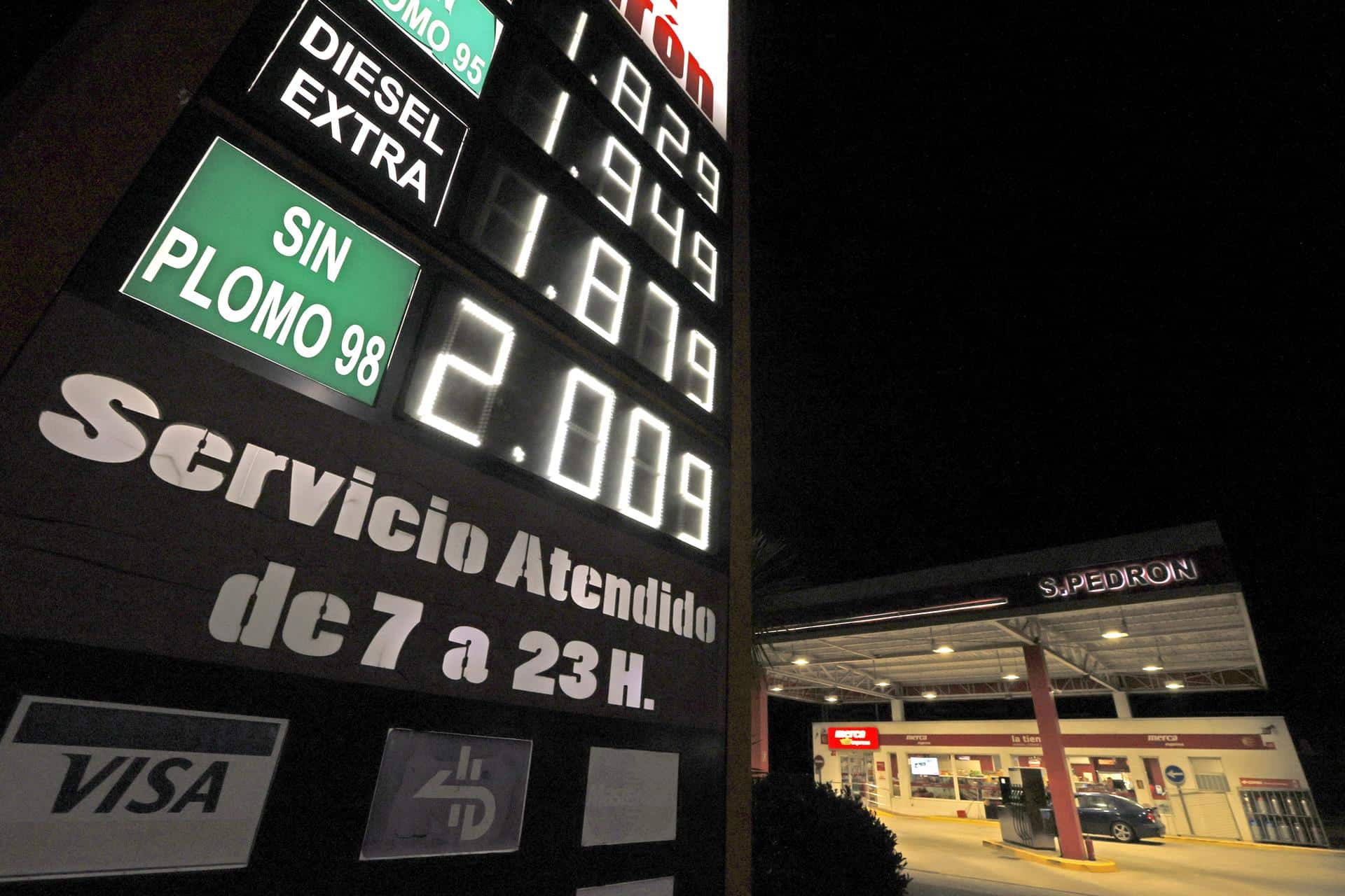 Cartel con precios de gasolina de una gasolinera en A Coruña con el litro por encima de 2 euros.