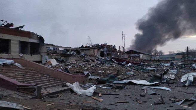 Bombardeo ruso a una base ucraniana en Lviv.
