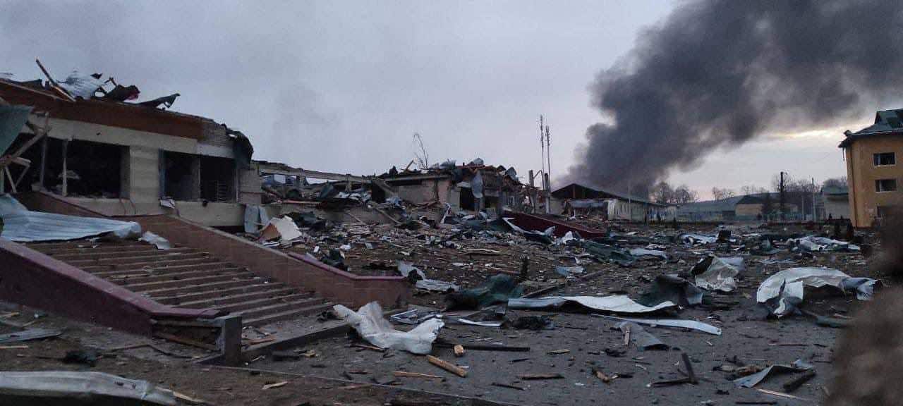 Bombardeo ruso a una base ucraniana en Lviv.