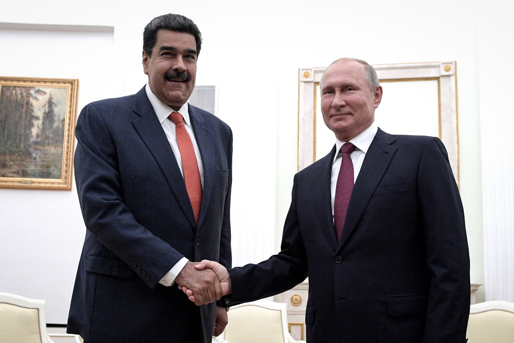 Maduro y Putin se estrechan la mano en una reunión en Moscú (Rusia)