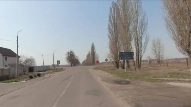 Un vídeo muestra a un tanque destruyendo un coche con una pareja de ancianos en Ucrania