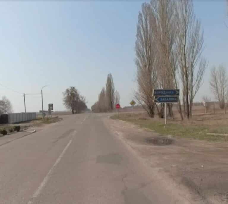 Un vídeo muestra a un tanque destruyendo un coche con una pareja de ancianos en Ucrania