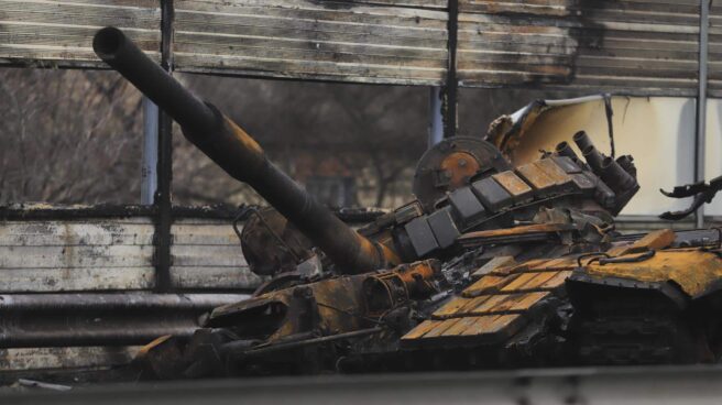 Un tanque destruido en la ciudad de Makariv, cerca de Kiev.