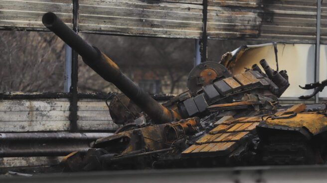 Un tanque destruido en la ciudad de Makariv, cerca de Kiev. Un tanque destruido en la ciudad de Makariv, cerca de Kiev.