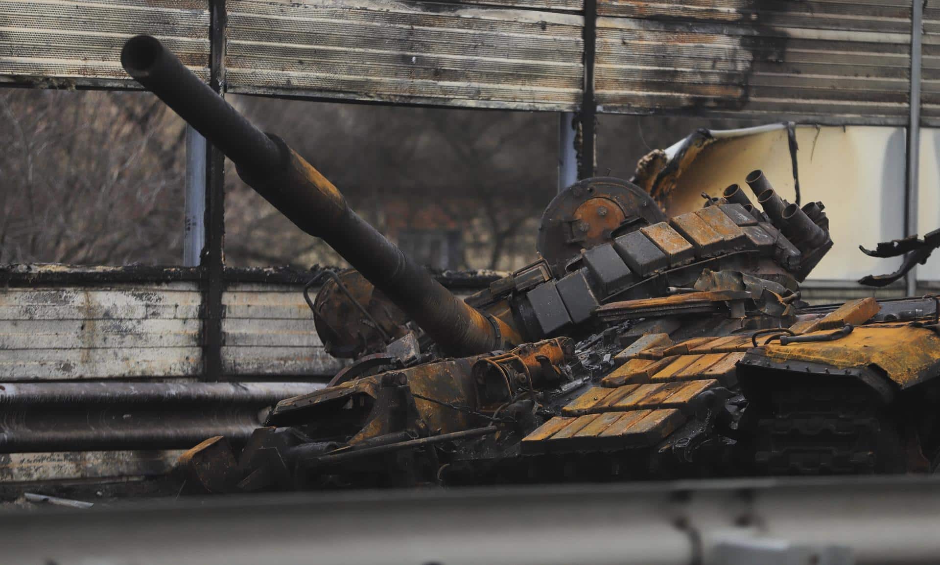 Un tanque destruido en la ciudad de Makariv, cerca de Kiev.