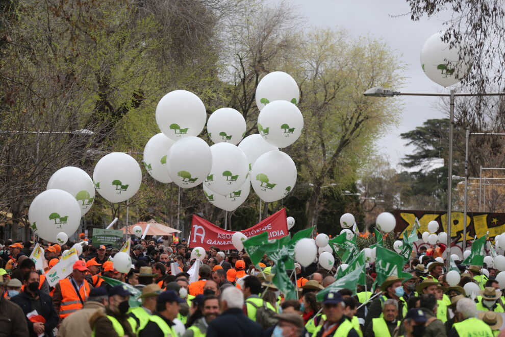 Manifestantes en la marcha por el mundo rural en Madrid