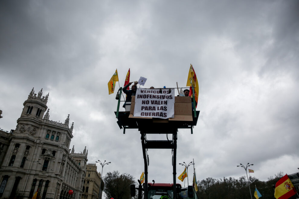 Una pancarta que reza 'Vehículos inofensivos no valen para las guerras', durante la manifestación