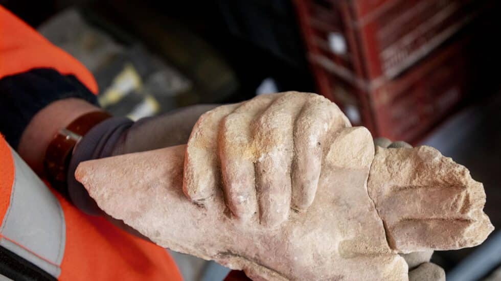 Manos talladas en piedra encontradas en Notre-Dame