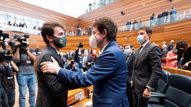 El líder de Vox en Castilla y León, Juan García-Gallardo (i) y el presidente en funciones de la Junta de Castilla y León, Alfonso Fernández Mañueco (d), se abrazan en el acto de constitución de las Cortes de Castilla y León. El líder de Vox en Castilla y León, Juan García-Gallardo (i) y el presidente en funciones de la Junta de Castilla y León, Alfonso Fernández Mañueco (d), se abrazan en el acto de constitución de las Cortes de Castilla y León.
