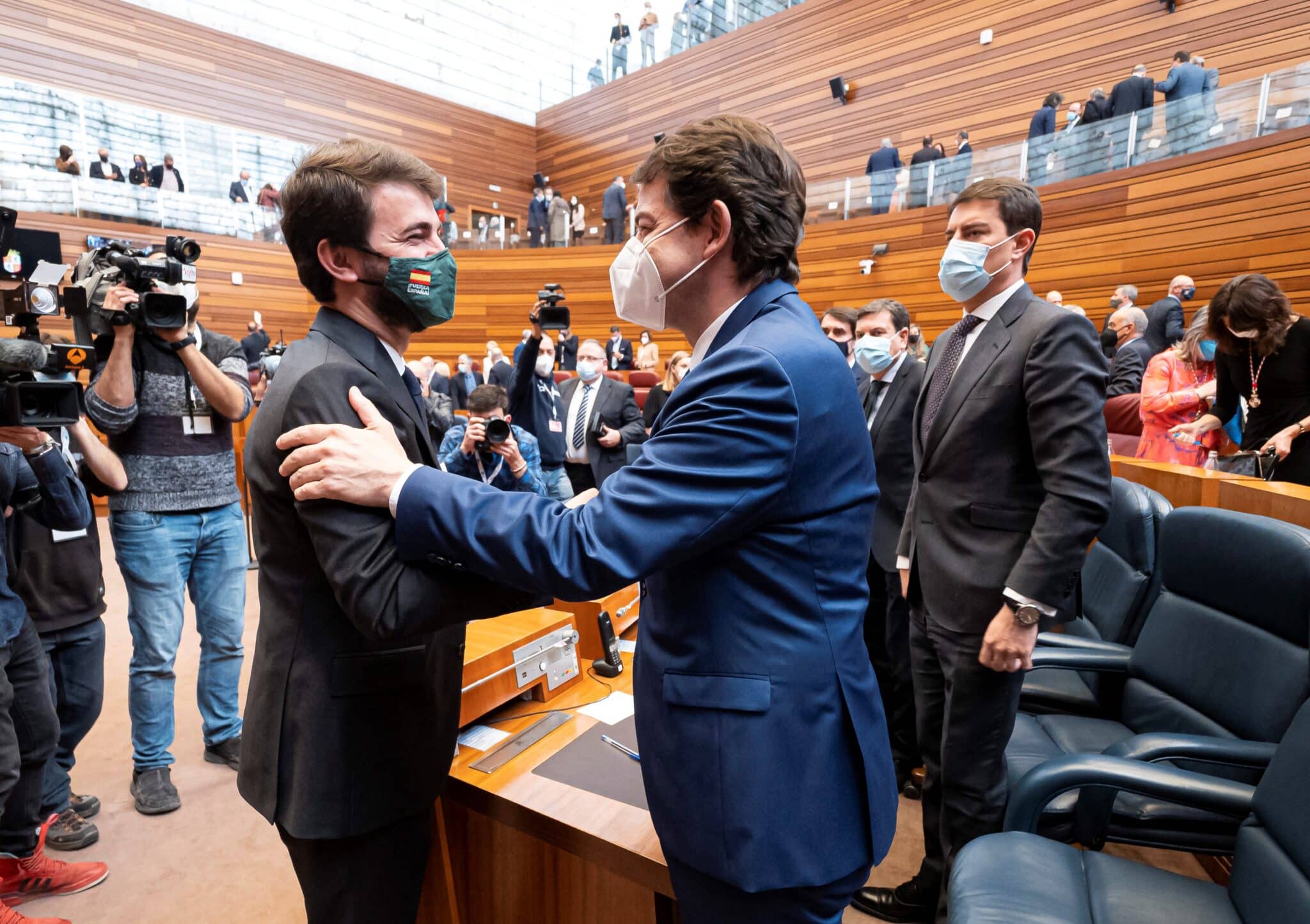 El líder de Vox en Castilla y León, Juan García-Gallardo (i) y el presidente en funciones de la Junta de Castilla y León, Alfonso Fernández Mañueco (d), se abrazan en el acto de constitución de las Cortes de Castilla y León.