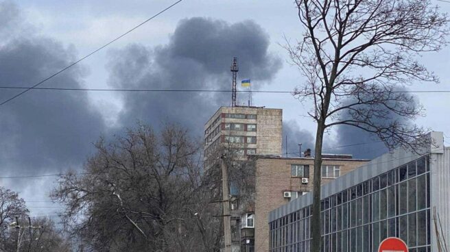 Columnas de humo salen de una zona residencial en la ciudad de Mariúpol, en el sureste de Ucrania y asediada desde hace tres semanas por las tropas rusas Columnas de humo salen de una zona residencial en la ciudad de Mariúpol, en el sureste de Ucrania y asediada desde hace tres semanas por las tropas rusas