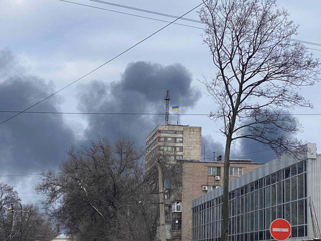 Columnas de humo salen de una zona residencial en la ciudad de Mariúpol, en el sureste de Ucrania y asediada desde hace tres semanas por las tropas rusas