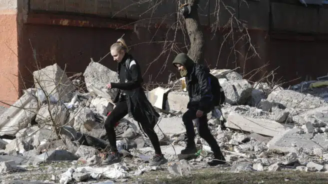 Putin exige la rendición de Mariúpol para dejar de bombardearla