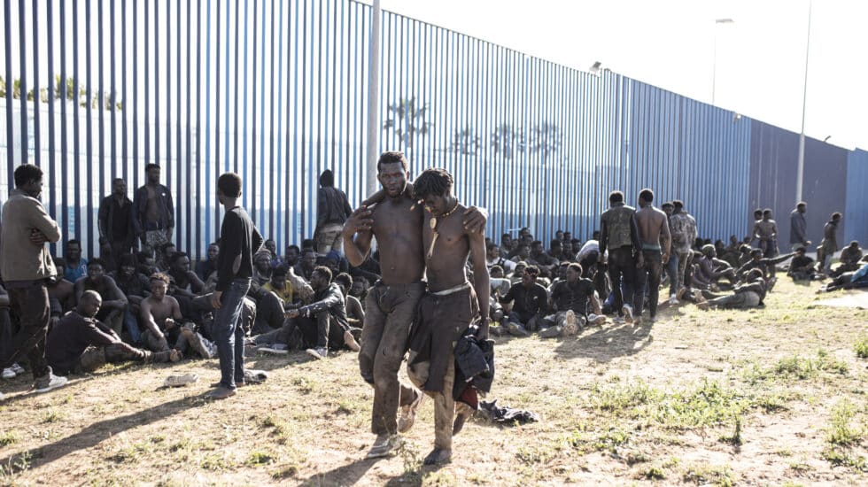 Inmigrantes en la frontera con Melilla Subsaharianos tras pasar la valla de Melilla
