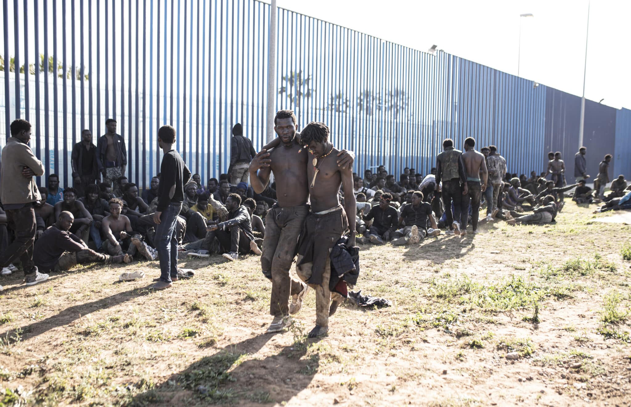 Subsaharianos tras pasar la valla de Melilla