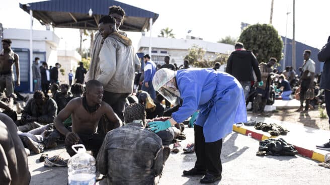 Decenas de inmigrantes tras saltar la valla de Melilla son atendidos por sanitarios