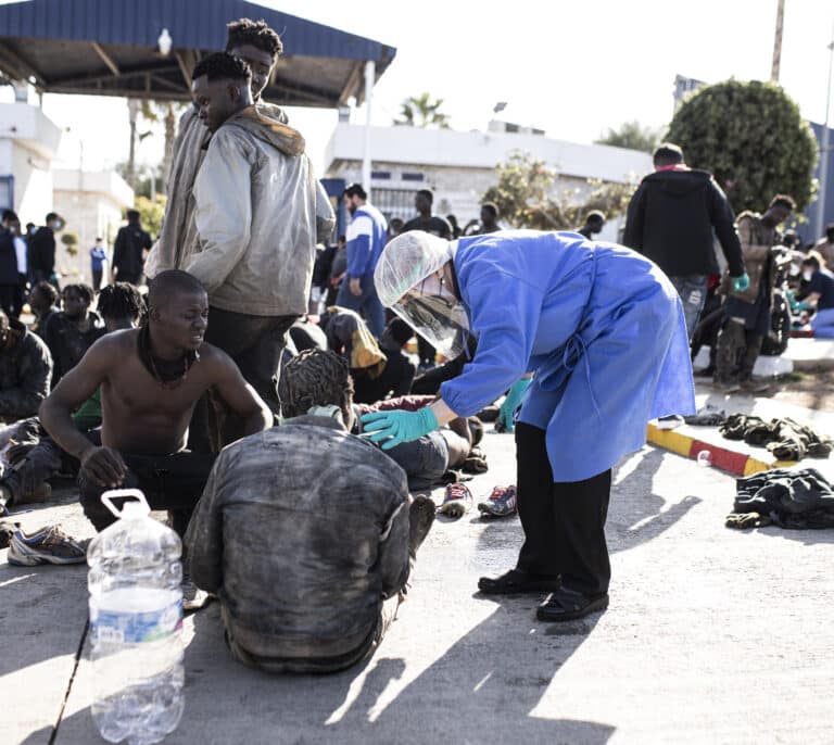 Unos 1.200 migrantes participan por segundo día en un salto de la valla de Melilla, de los que consiguen entrar 350