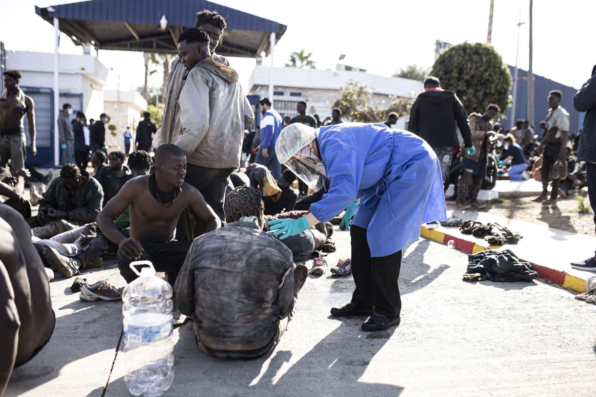 Decenas de inmigrantes tras saltar la valla de Melilla son atendidos por sanitarios