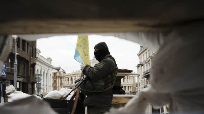 Un militar junto a una barricada en Odesa
