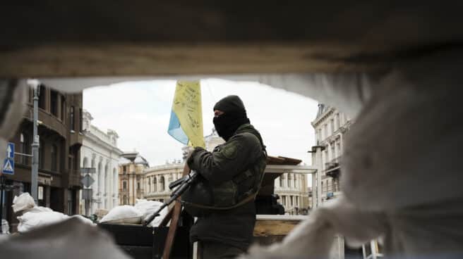 Barcos rusos bombardean la costa de Odesa Un militar junto a una barricada en Odesa