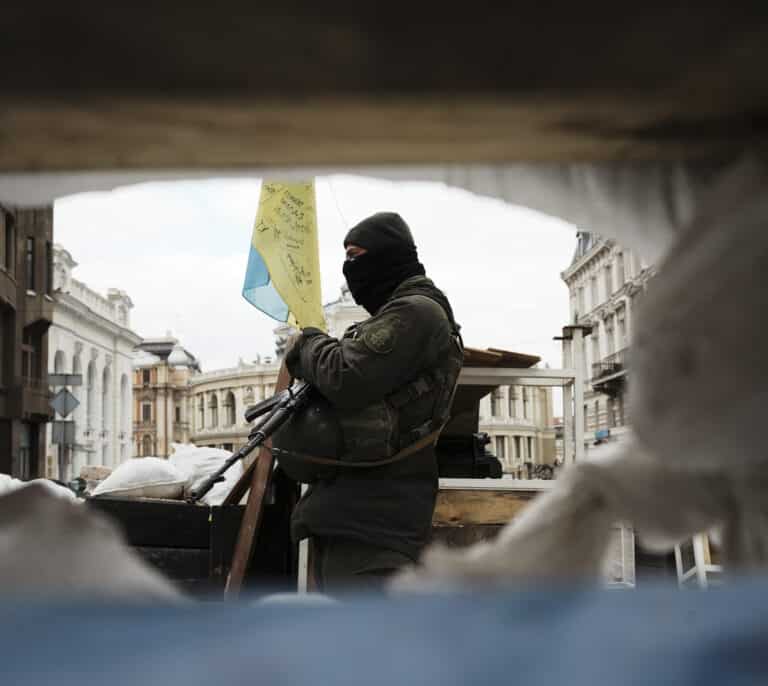 Barcos rusos bombardean con misiles y artillería la costa de Odesa