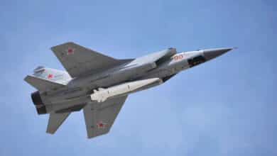 Misiles hipersónicos: "el arma ideal" de Putin con capacidad nuclear que vuela a 12.000 km/hora
