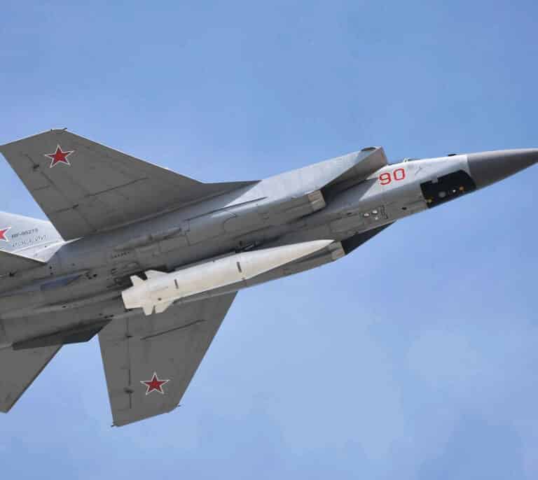 Misiles hipersónicos: "el arma ideal" de Putin con capacidad nuclear que vuela a 12.000 km/hora
