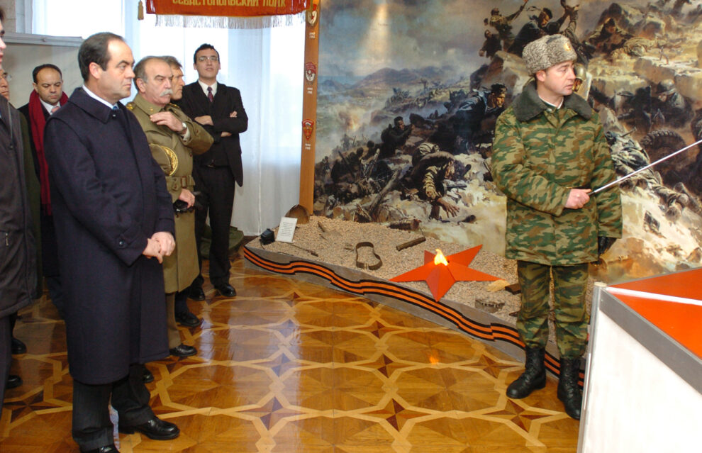 El ministro de Defensa, José Bono junto al director general de política de defensa, Pedro Pitarch atienden la explicación de un militar ruso en 2004.