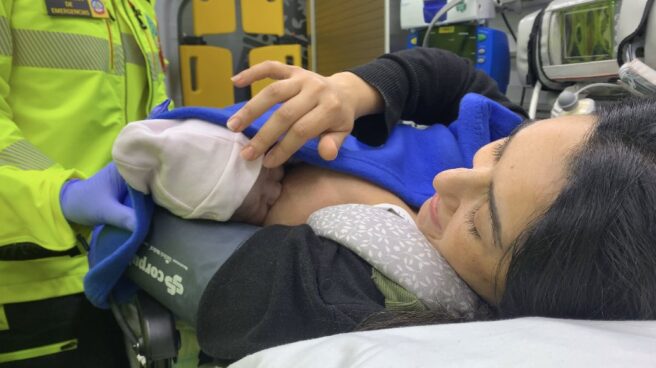 Una mujer da a luz a su hija en plena calle en Madrid La recién nacida, Zaira, en brazos de su madre