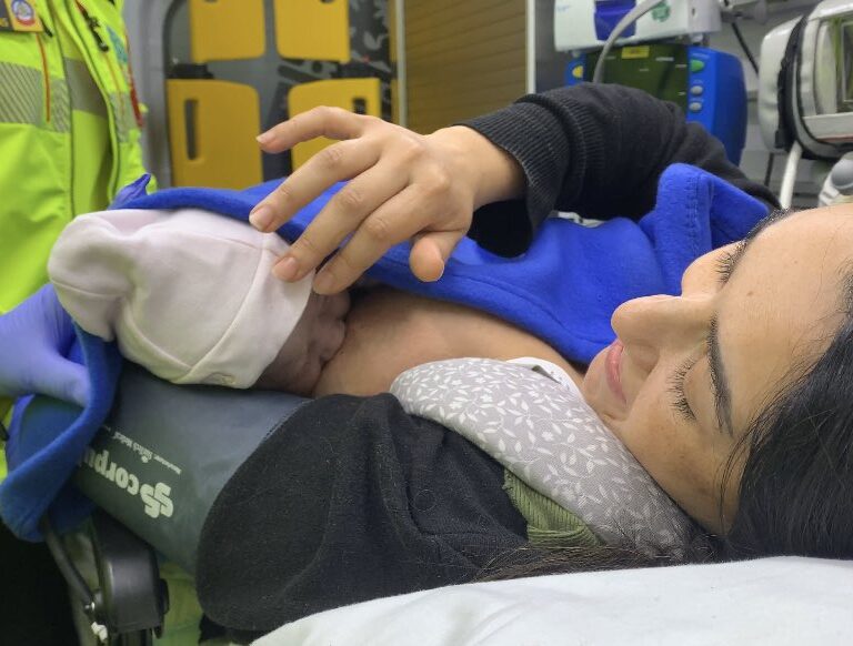 Una mujer da a luz a su hija en plena calle en Madrid